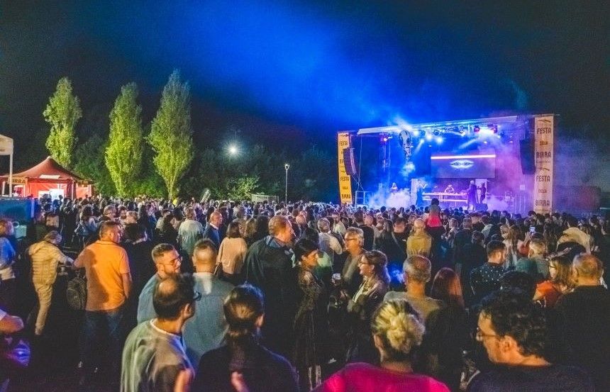 I boccali in alto, a Castelfiorentino arriva la Festa della Birra