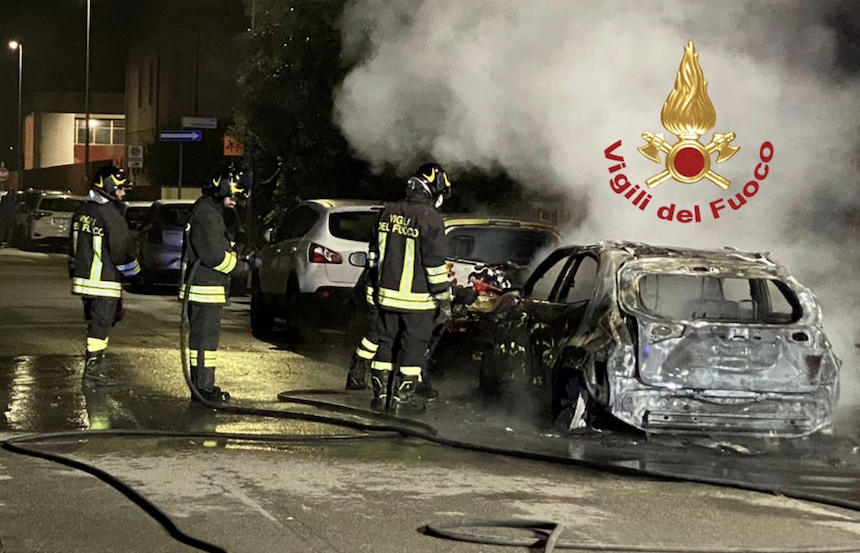 Empoli, esplode nella notte un'auto parcheggiata lungo via Veneto