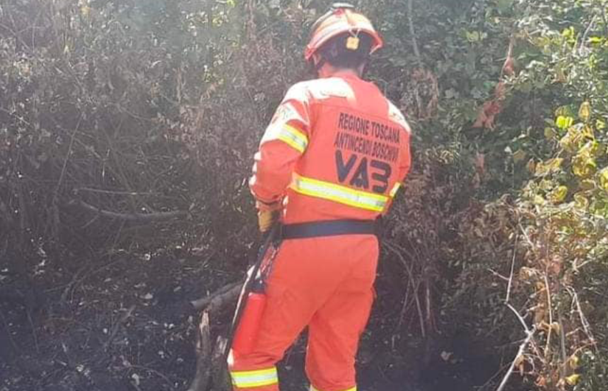 13 incendi boschivi in un giorno solo in Toscana, fiamme anche a Vinci e Montespertoli