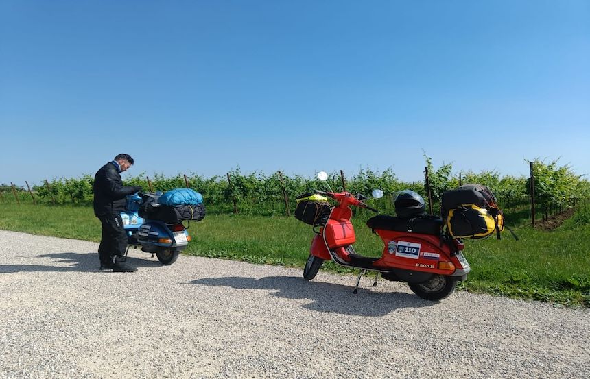 5 mila chilometri in Vespa dalla Toscana a Capo Nord per promuovere la donazione